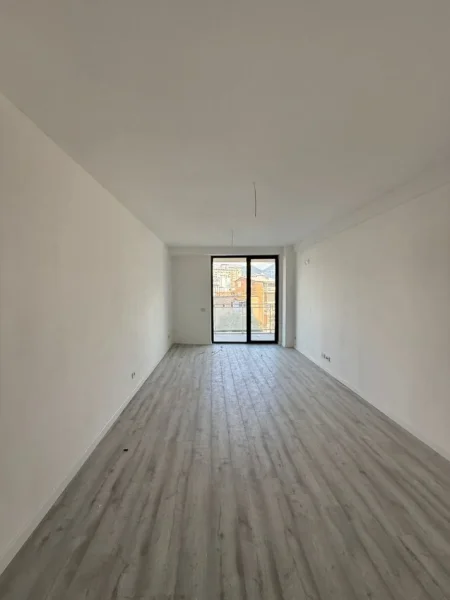 Tirane, jepet me qera ambjent biznesi Kati 1, 105 m² 600 € (Mine Peza)