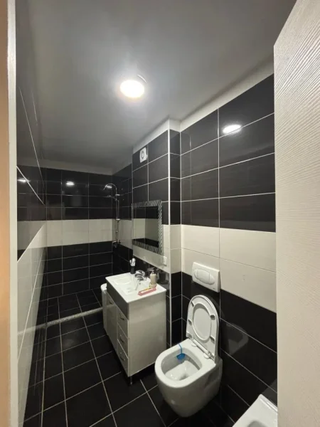 Tirane, jepet me qera apartament 2+1 Kati 3, 700 €