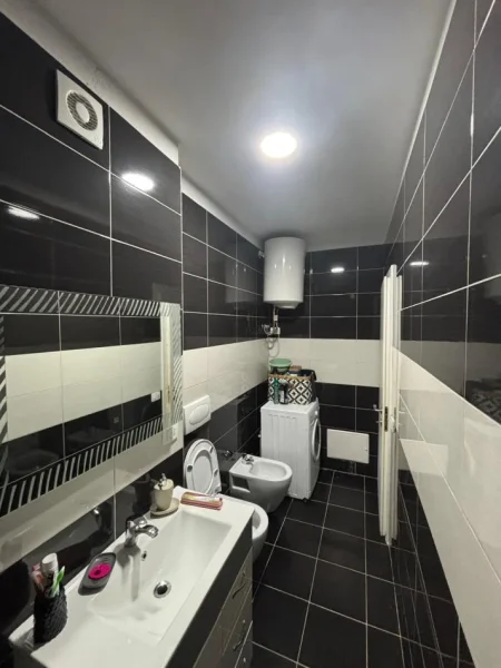 Tirane, jepet me qera apartament 2+1 Kati 3, 700 €