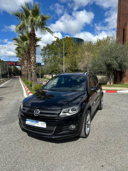 Tirane, shes SUV VOLKSWAGEN TIGUAN R-LINE FULL OPTION PANORAMA Nafte, e zeze automatik Klima 189.000 km