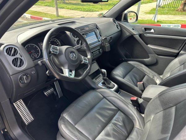 Tirane, shes SUV VOLKSWAGEN TIGUAN R-LINE FULL OPTION PANORAMA Nafte, e zeze automatik Klima 189.000 km