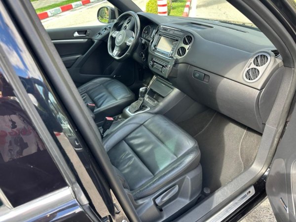 Tirane, shes SUV VOLKSWAGEN TIGUAN R-LINE FULL OPTION PANORAMA Nafte, e zeze automatik Klima 189.000 km