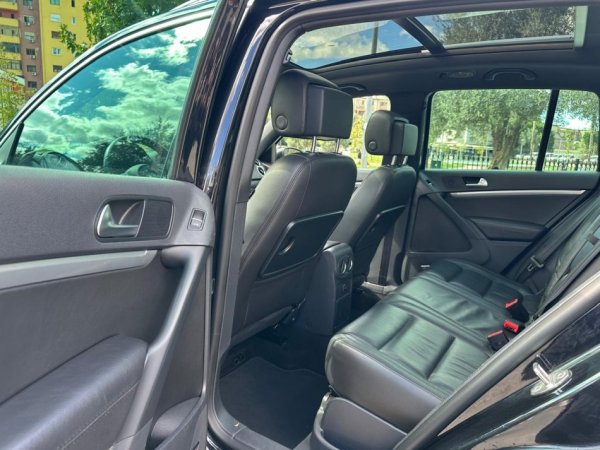 Tirane, shes SUV VOLKSWAGEN TIGUAN R-LINE FULL OPTION PANORAMA Nafte, e zeze automatik Klima 189.000 km