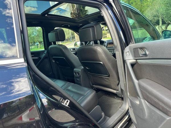 Tirane, shes SUV VOLKSWAGEN TIGUAN R-LINE FULL OPTION PANORAMA Nafte, e zeze automatik Klima 189.000 km
