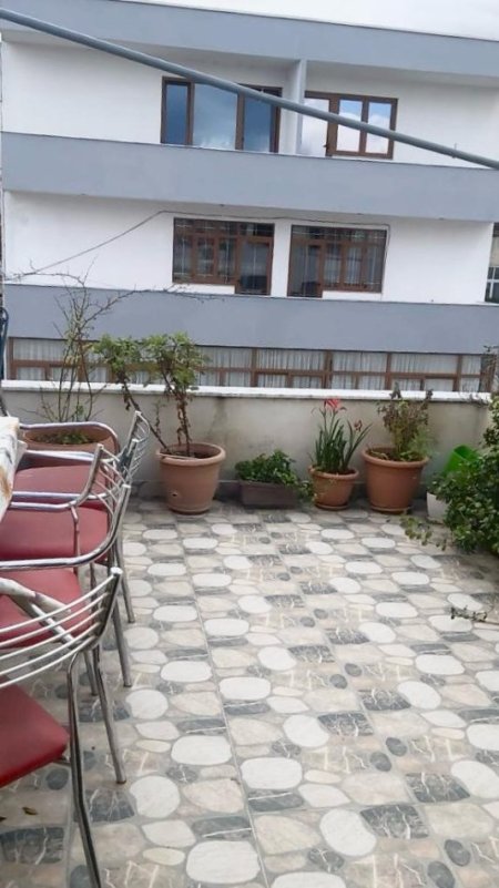 Pogradec, jepet me qera apartament 1+1+Ballkon Kati 5, 75 m² 170 € (Rruga Gani Butka, Blloku i pallateve siper shkolles Koli Gusho)