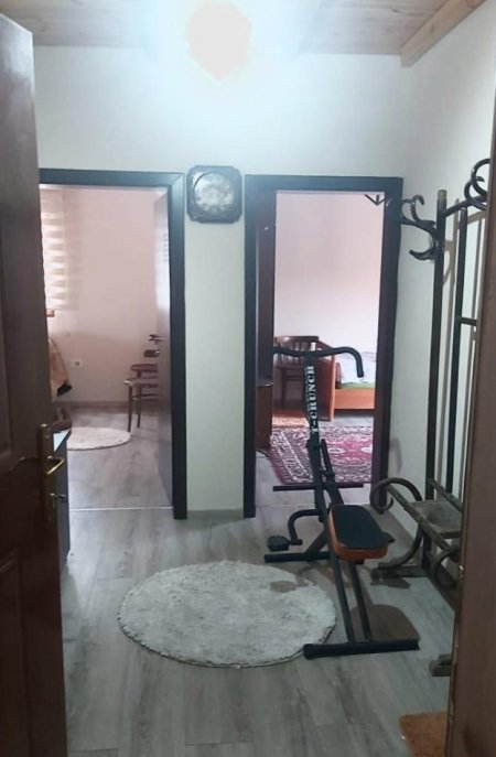 Pogradec, jepet me qera apartament 1+1+Ballkon Kati 5, 75 m² 170 € (Rruga Gani Butka, Blloku i pallateve siper shkolles Koli Gusho)