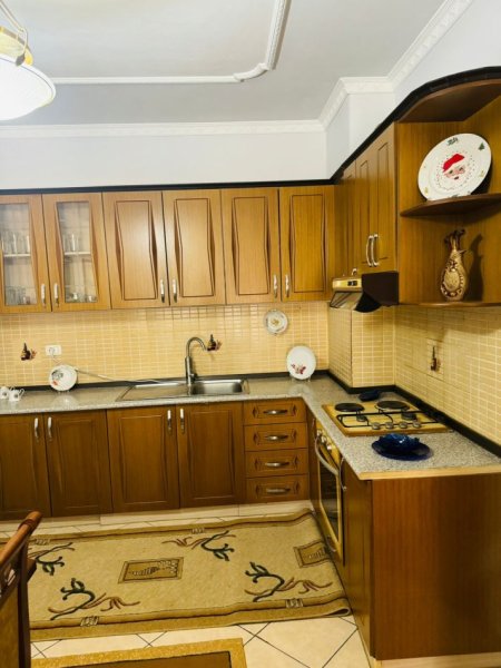 Tirane, jepet me qera apartament 2+1+Ballkon Kati 5, 105 m² 550 € (ASTIR)