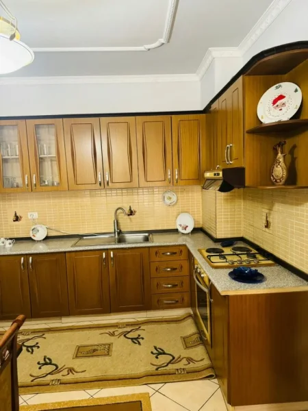 Tirane, jepet me qera apartament 2+1+Ballkon Kati 5, 105 m² 550 € (ASTIR)