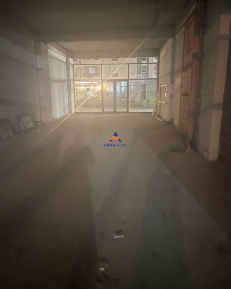 Tirane, jepet me qera ambjent biznesi Kati 0, 115 m² 1.032 € (PRANE REPORT TV, ISH PARKU AUTOBUZAVE)