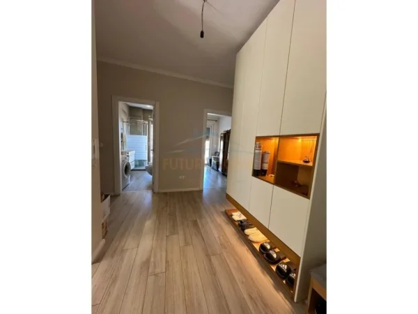 Tirane, shitet apartament 3+1 Kati 4, 178 m² 250.000 € (Laprake , Fusha e Sportit)