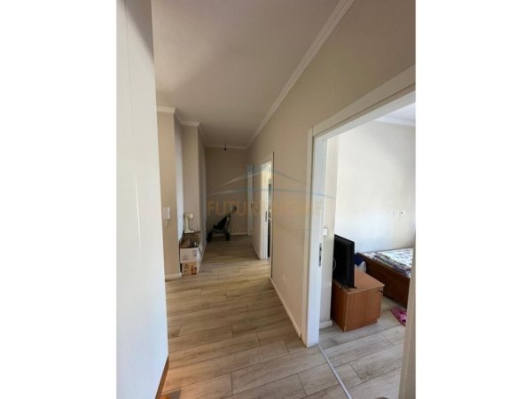 Tirane, shitet apartament 3+1 Kati 4, 178 m² 250.000 € (Laprake , Fusha e Sportit)