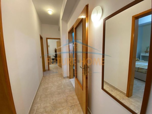 Tirane, jepet me qera apartament 3+1 Kati 3, 140 m² 750 € 