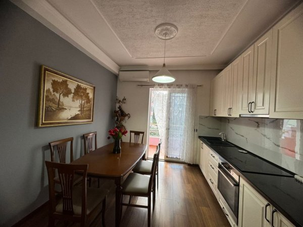 Tirane, jepet me qera apartament 2+1+Ballkon Kati 3, 90 m² 550 € (prane Spitalit Amerikan2)