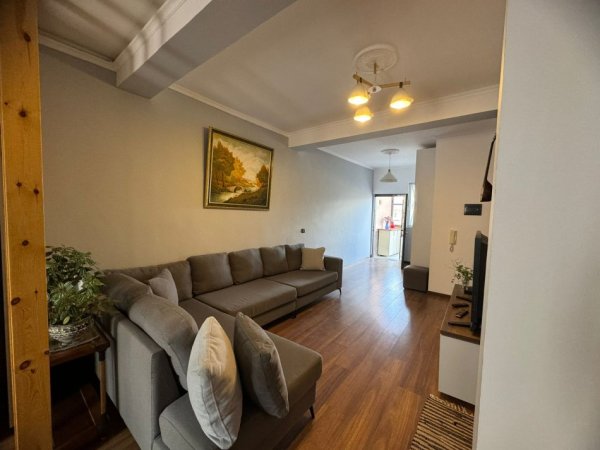 Tirane, jepet me qera apartament 2+1+Ballkon Kati 3, 90 m² 550 € (prane Spitalit Amerikan2)