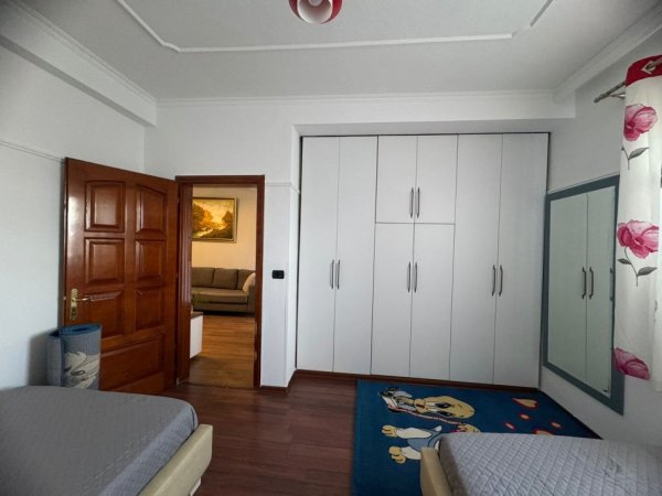Tirane, jepet me qera apartament 2+1+Ballkon Kati 3, 90 m² 550 € (prane Spitalit Amerikan2)