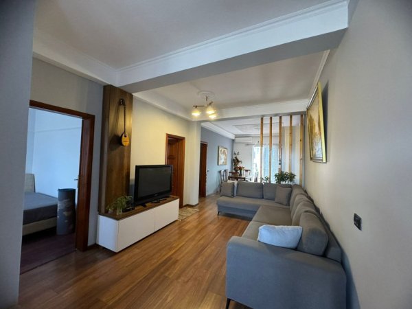 Tirane, jepet me qera apartament 2+1+Ballkon Kati 3, 90 m² 550 € (prane Spitalit Amerikan2)