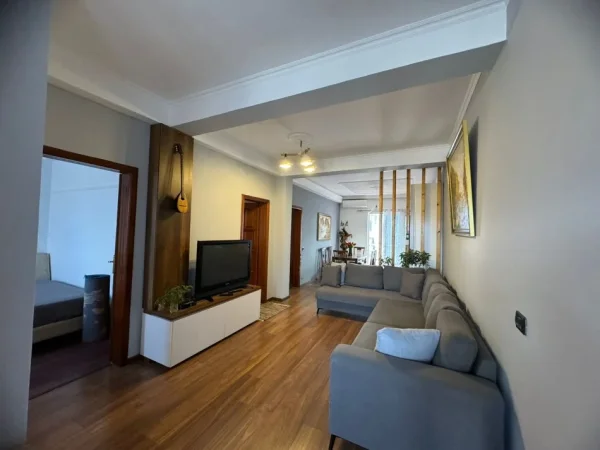Tirane, jepet me qera apartament 2+1+Ballkon Kati 3, 90 m² 550 € (prane Spitalit Amerikan2)