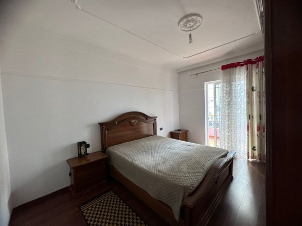 Tirane, jepet me qera apartament 2+1+Ballkon Kati 3, 90 m² 550 € (prane Spitalit Amerikan2)