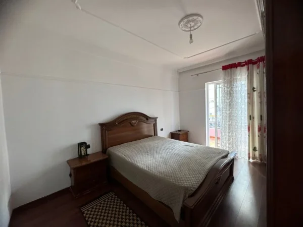 Tirane, jepet me qera apartament 2+1+Ballkon Kati 3, 90 m² 550 € (prane Spitalit Amerikan2)