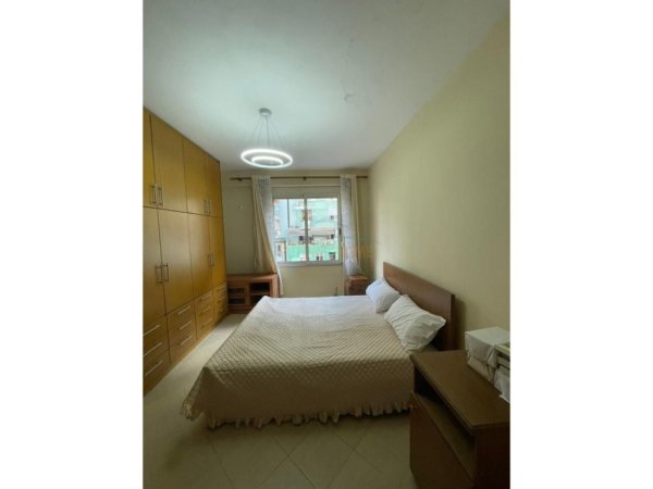 Tirane, jepet me qera apartament 2+1+Ballkon Kati 2, 100 m² 700 € (kodra e diellit)