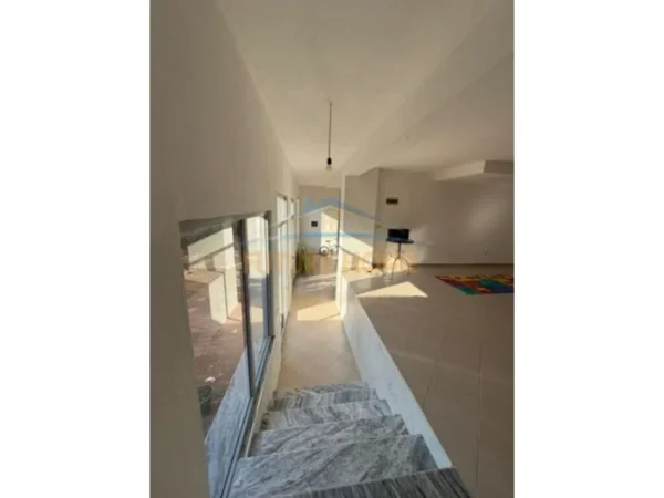 Tirane, shitet ambjent biznesi Kati 0, 105 m² 145.000 € 