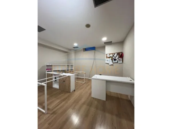 Tirane, shitet ambjent biznesi Kati -1, 251 m² 427.000 € 