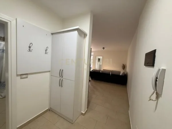 Tirane, jepet me qera apartament 2+1 Kati 8, 100 m² 800 € 