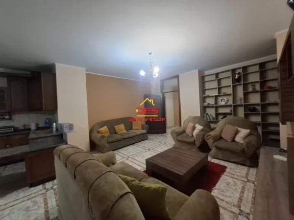 Vlore, jepet me qera apartament 3+1+Ballkon Kati 2, 120 m² 550 € (Rruga Sadik Zotaj)