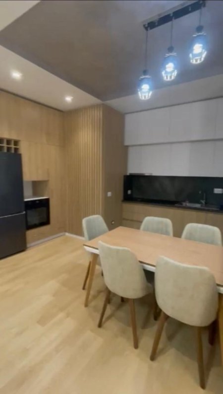 Tirane, jepet me qera apartament 2+1+Ballkon Kati 6, 95 m² 800 € (Pallati i ish Hotel Molla)