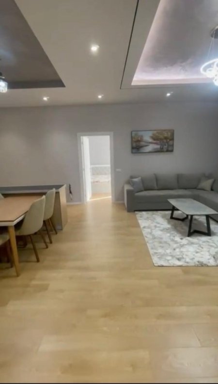 Tirane, jepet me qera apartament 2+1+Ballkon Kati 6, 95 m² 800 € (Pallati i ish Hotel Molla)