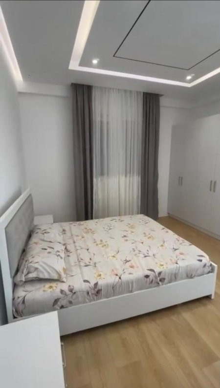 Tirane, jepet me qera apartament 2+1+Ballkon Kati 6, 95 m² 800 € (Pallati i ish Hotel Molla)