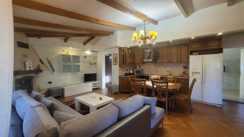 Tirane, jepet me qera apartament 3+1+Ballkon Kati 3, 167 m² 800 € (prane Fakultetit Ekonomik)