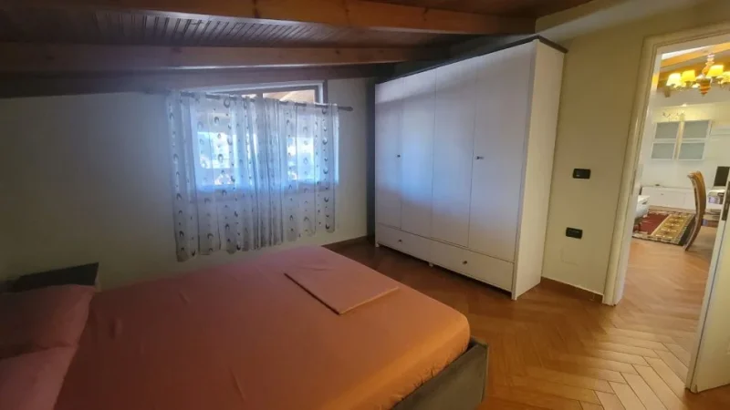Tirane, jepet me qera apartament 3+1+Ballkon Kati 3, 167 m² 800 € (prane Fakultetit Ekonomik)