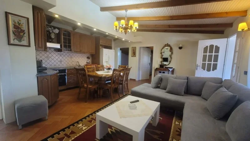 Tirane, jepet me qera apartament 3+1+Ballkon Kati 3, 167 m² 800 € (prane Fakultetit Ekonomik)