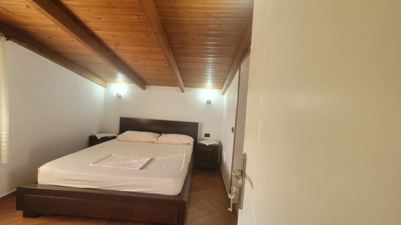 Tirane, jepet me qera apartament 3+1+Ballkon Kati 3, 167 m² 800 € (prane Fakultetit Ekonomik)