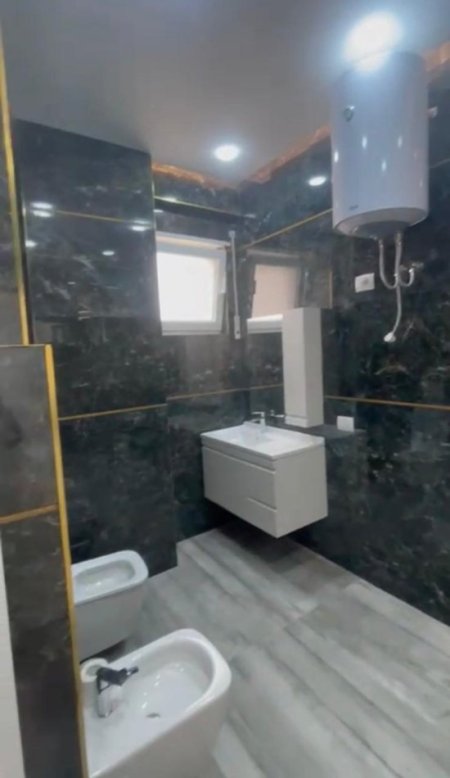 Tirane, jepet me qera apartament 2+1+Ballkon Kati 6, 95 m² 800 € (Pallati i ish Hotel Molla)