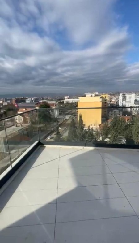 Tirane, jepet me qera apartament 2+1+Ballkon Kati 6, 95 m² 800 € (Pallati i ish Hotel Molla)