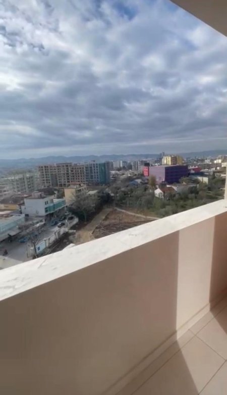 Tirane, jepet me qera apartament 2+1+Ballkon Kati 6, 95 m² 800 € (Pallati i ish Hotel Molla)