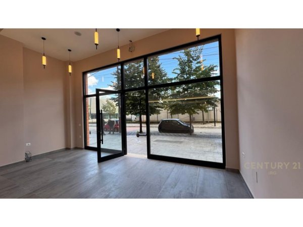 Tirane, jepet me qera ambjent biznesi Kati 0, 80 m² 1.200 € (Golden Park 3)