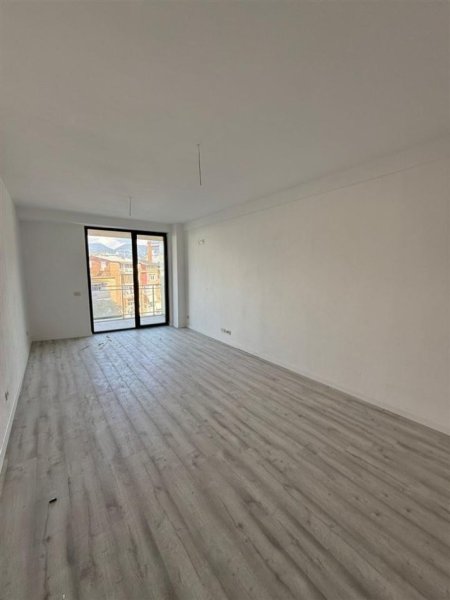 Tirane, jepet me qera zyre Kati 2, 105 m² 600 € (MINE PEZA)