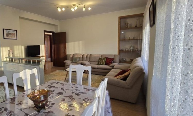 Tirane, jap me qera apartament 2+1+Ballkon Kati 7, 115 m² 750 € (pazari i ri)