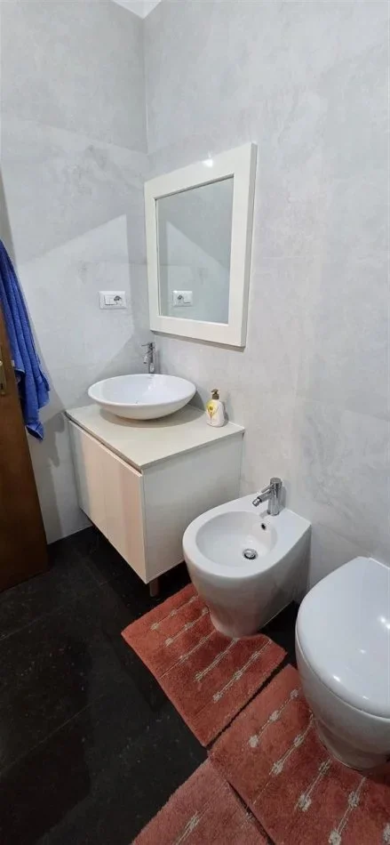 Tirane, jap me qera apartament 2+1+Ballkon Kati 7, 115 m² 750 € (pazari i ri)