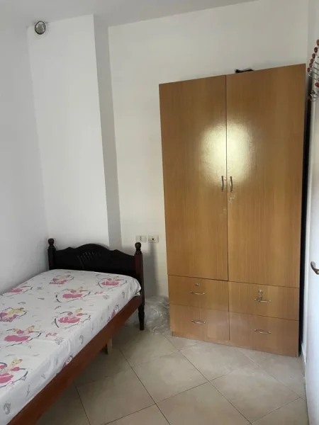 Tirane, jepet me qera apartament 2+1+Ballkon Kati 2, 85 m² 450 € (kopshti botanik)