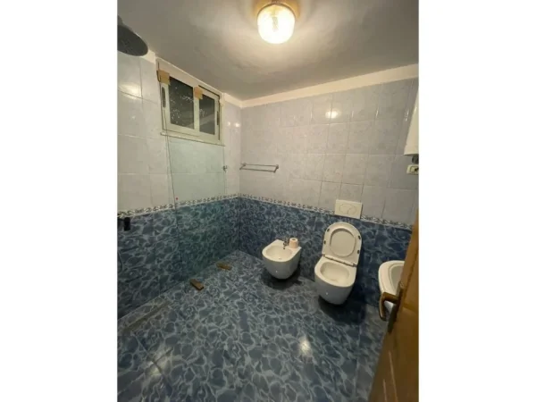 Tirane, jepet me qera apartament 2+1 Kati 1, 102 m² 600 € (Pazari i Ri , Shkolla e Kuqe)