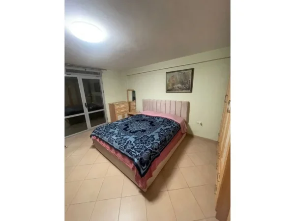 Tirane, jepet me qera apartament 2+1 Kati 1, 102 m² 600 € (Pazari i Ri , Shkolla e Kuqe)