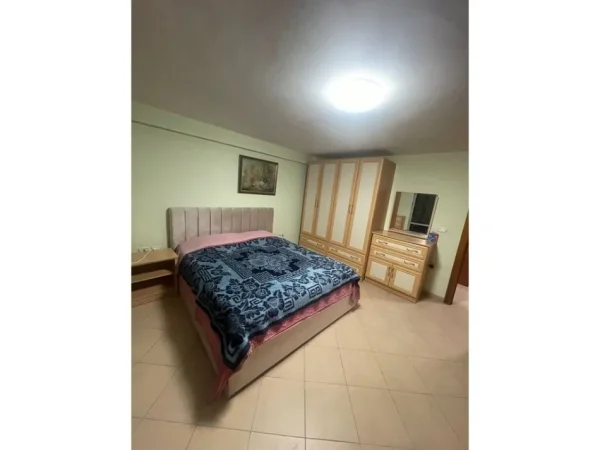 Tirane, jepet me qera apartament 2+1 Kati 1, 102 m² 600 € (Pazari i Ri , Shkolla e Kuqe)
