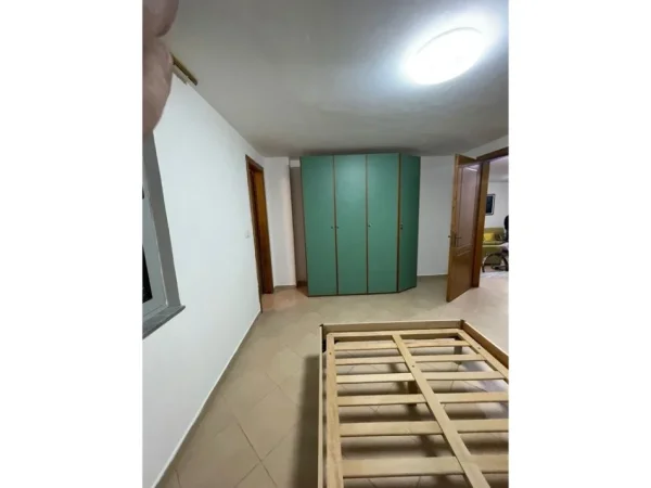 Tirane, jepet me qera apartament 2+1 Kati 1, 102 m² 600 € (Pazari i Ri , Shkolla e Kuqe)