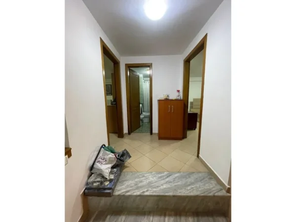 Tirane, jepet me qera apartament 2+1 Kati 1, 102 m² 600 € (Pazari i Ri , Shkolla e Kuqe)