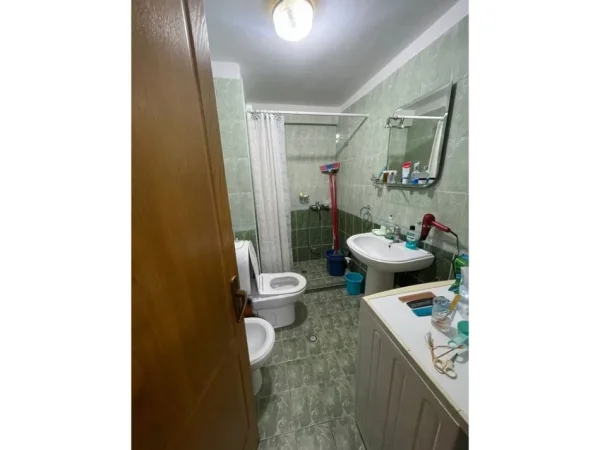 Tirane, jepet me qera apartament 2+1 Kati 1, 102 m² 600 € (Pazari i Ri , Shkolla e Kuqe)