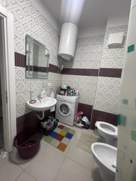 Tirane, jepet me qera apartament 1+1+Ballkon Kati 10, 65 m² 450 € (kompleksi golden park)